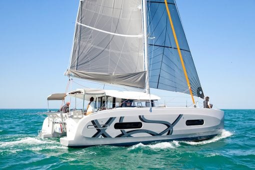 Sailing Excess 11 catamarano a vela con persone a bordo