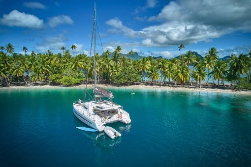 Yacht de rêve avec programme de revenu garanti ancré à Tahiti