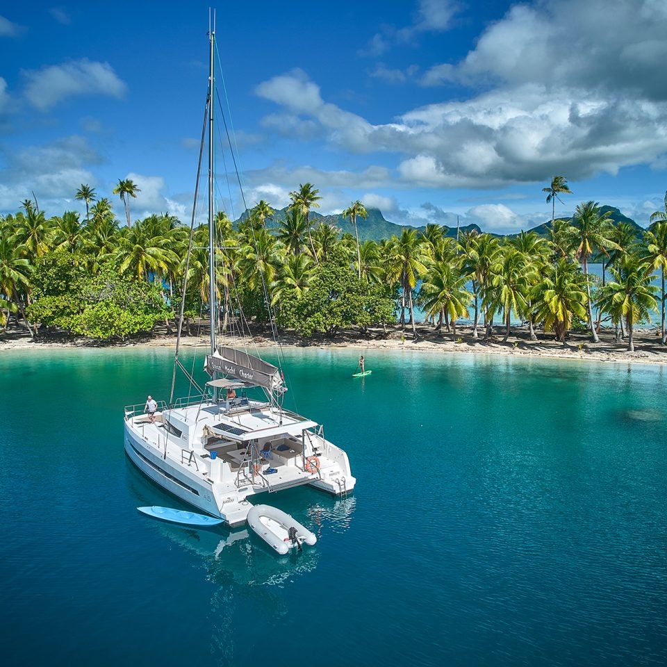 Yacht de rêve avec programme de revenu garanti ancré à Tahiti