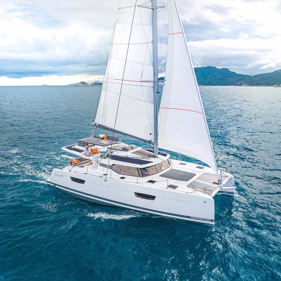 Der Katamaran Fountaine Pajot Tanna 47 fährt mit gesetzten Segeln