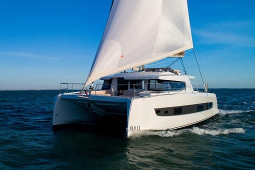 Catamarán Bali 4.4 navegando con el cielo azul de fondo