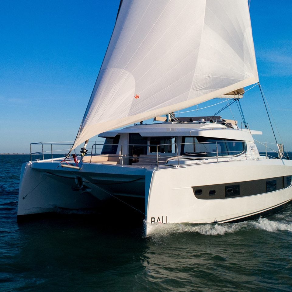 Catamarán Bali 4.4 navegando con el cielo azul de fondo