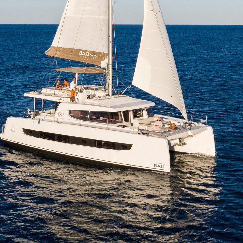 Catamaran de luxe Bali 4.8 naviguant sur des eaux calmes bleu foncé