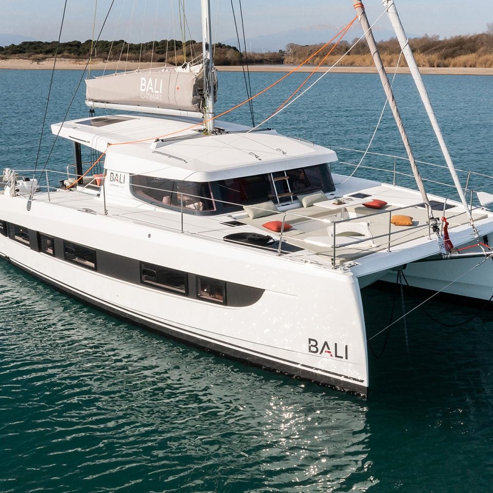 Bali Catsmart am Sandstrand vor Anker