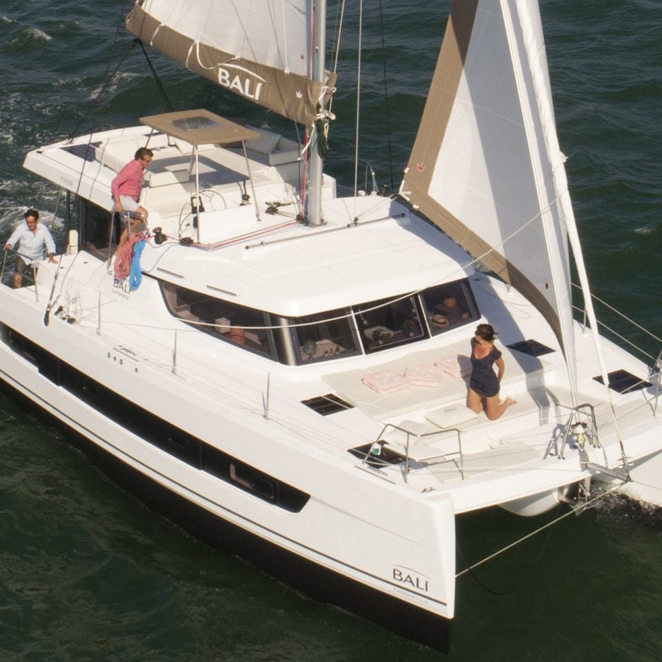 Catamarán Bali CatSpace navegando con gente a bordo