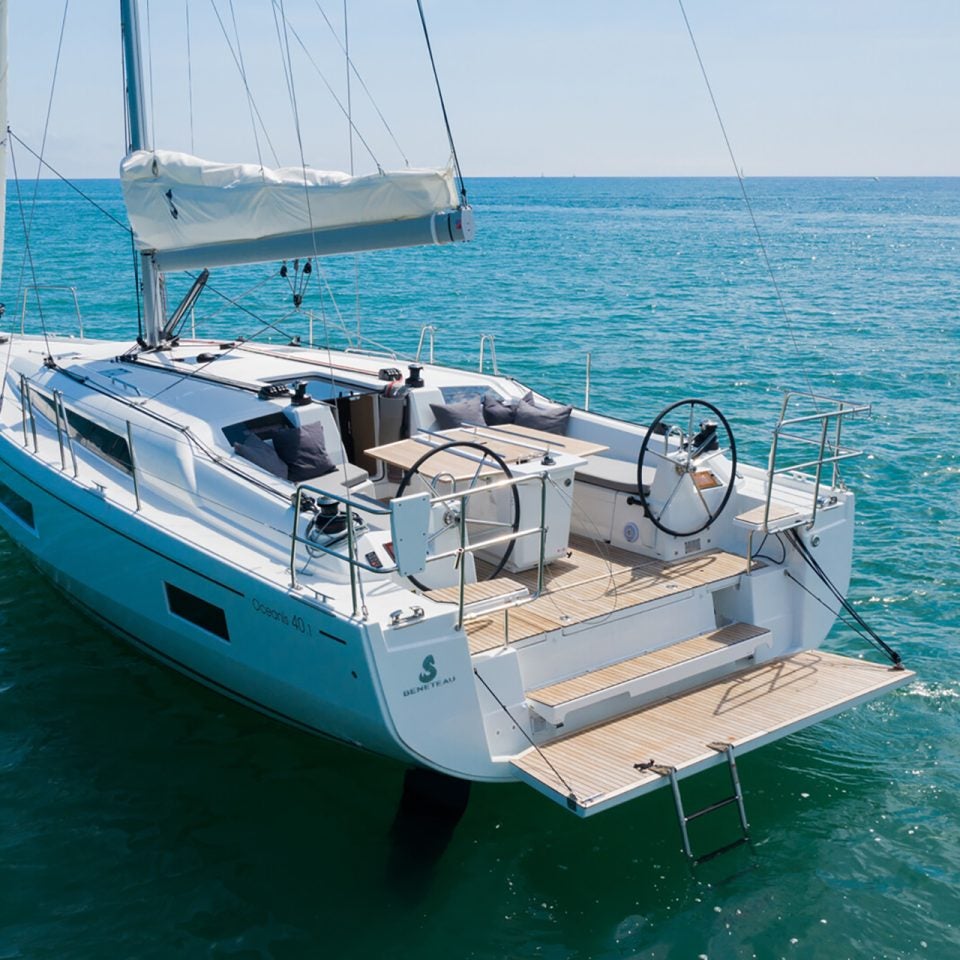 Das Einrumpfboot Beneteau 40.1 liegt im klaren blauen Wasser vor Anker