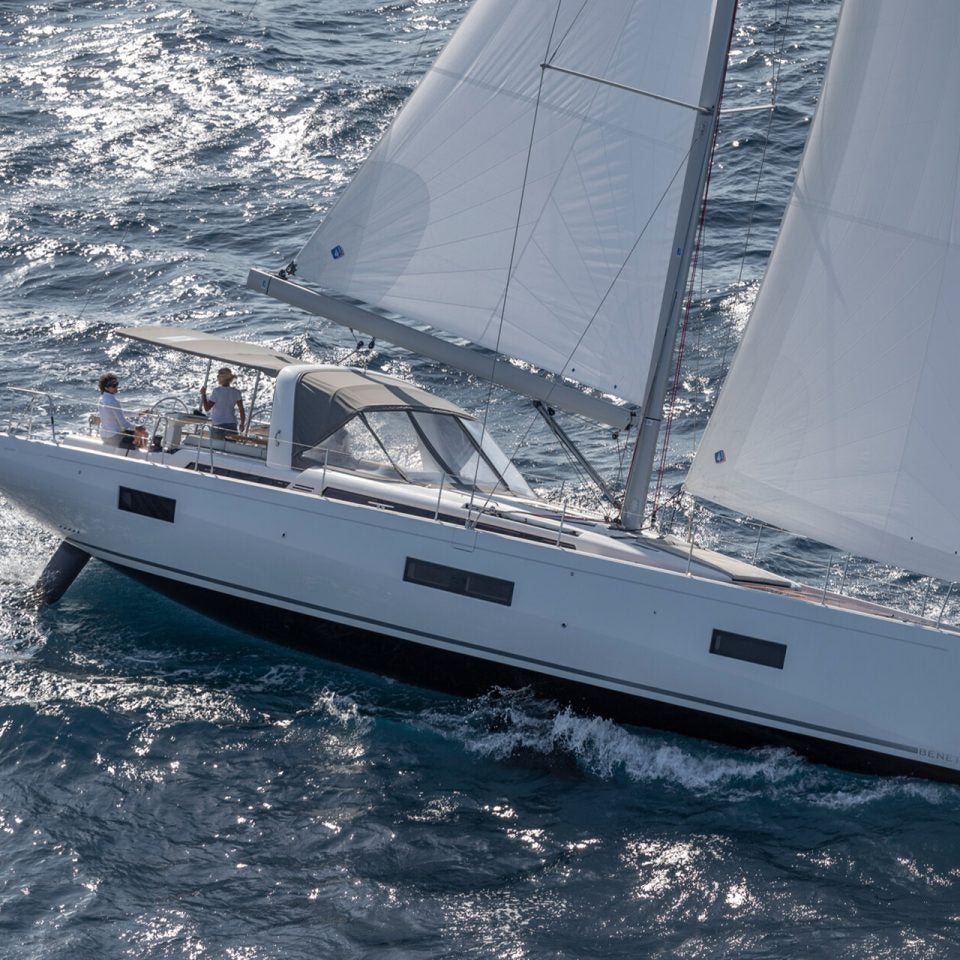 Das Einrumpfboot Beneteau Oceanis Yacht 54 unter lebendigem Segel