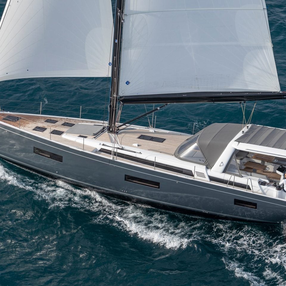 Das Einrumpfboot Beneteau Oceanis Yacht 60 unter vollen Segeln