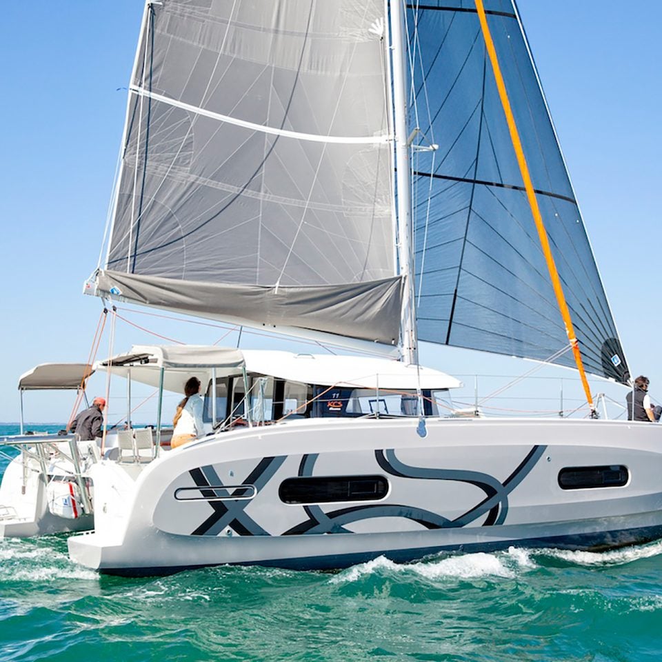 Catamaran Excess 11 naviguant à voile relevée