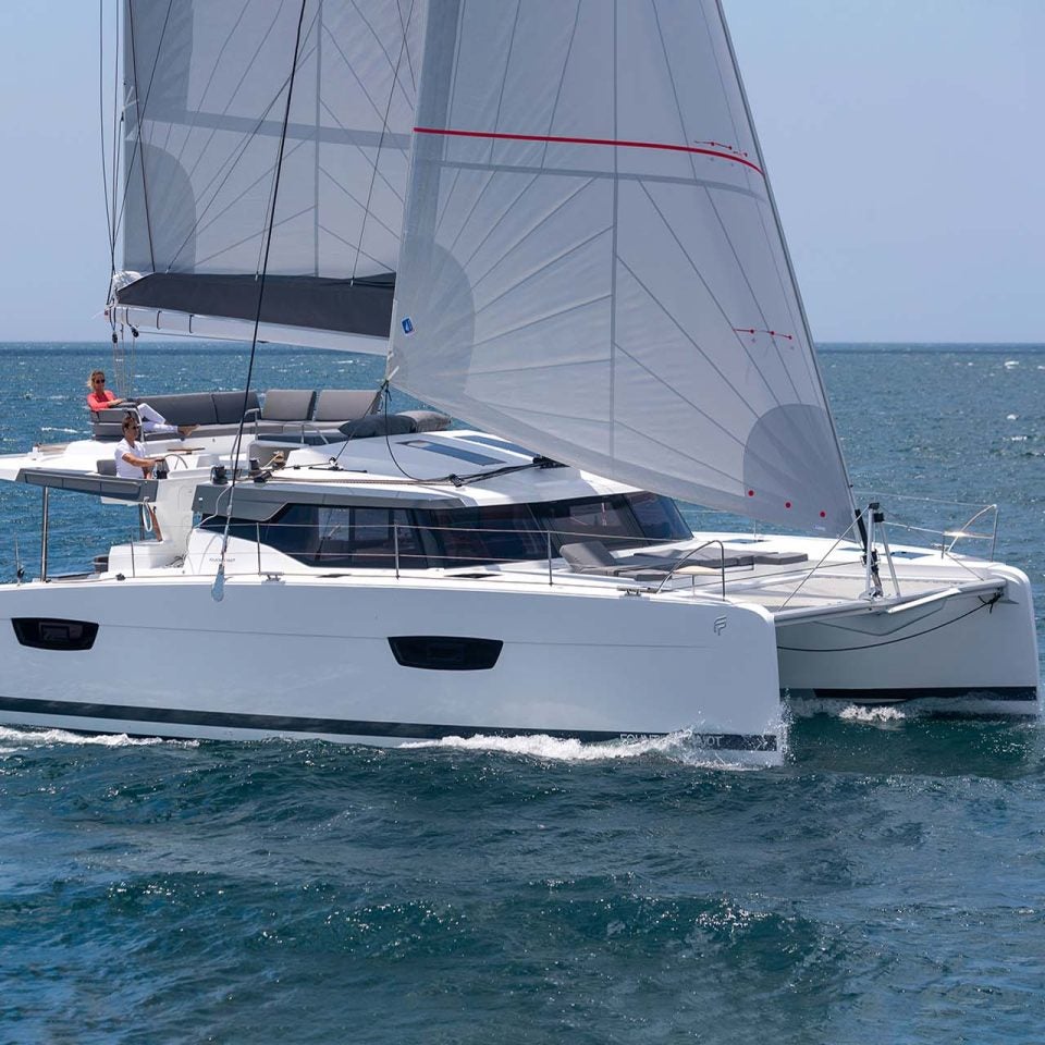 Der Katamaran Fountaine Pajot Elba 45 segelt auf See