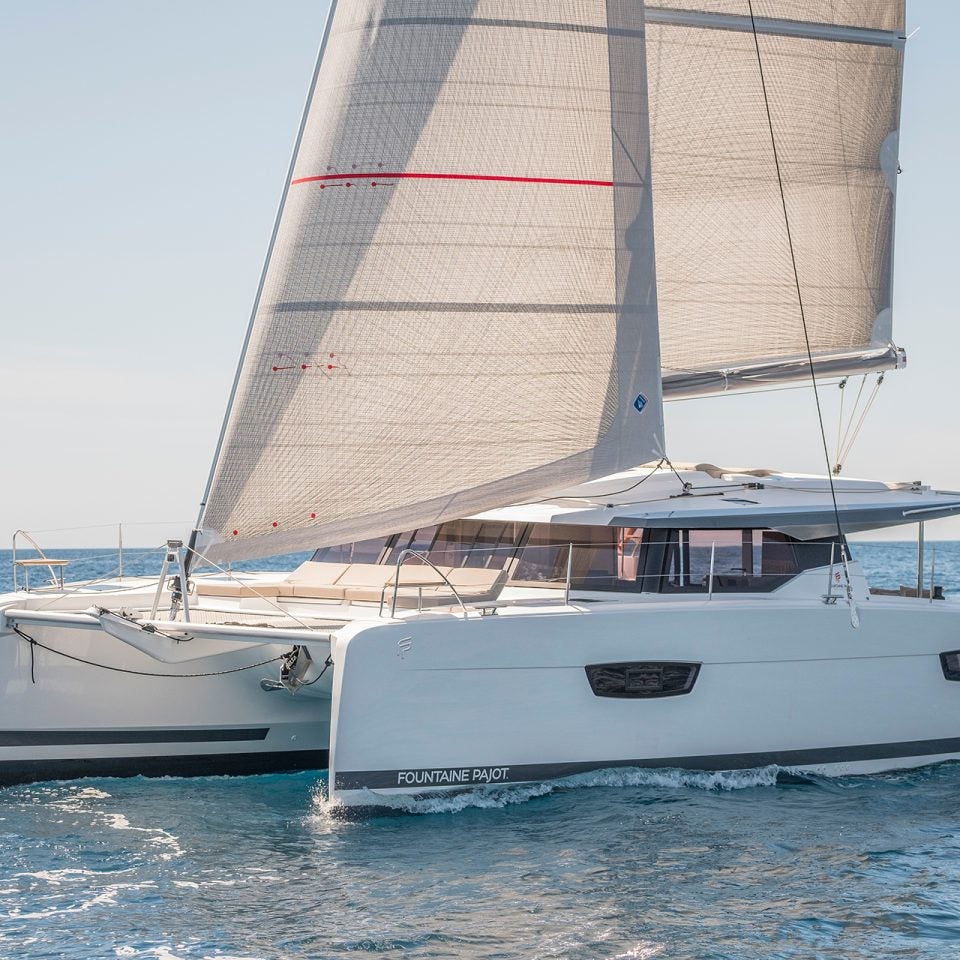 Catamaran électrique Fountaine Pajot Astrea 42 naviguant à voile relevée