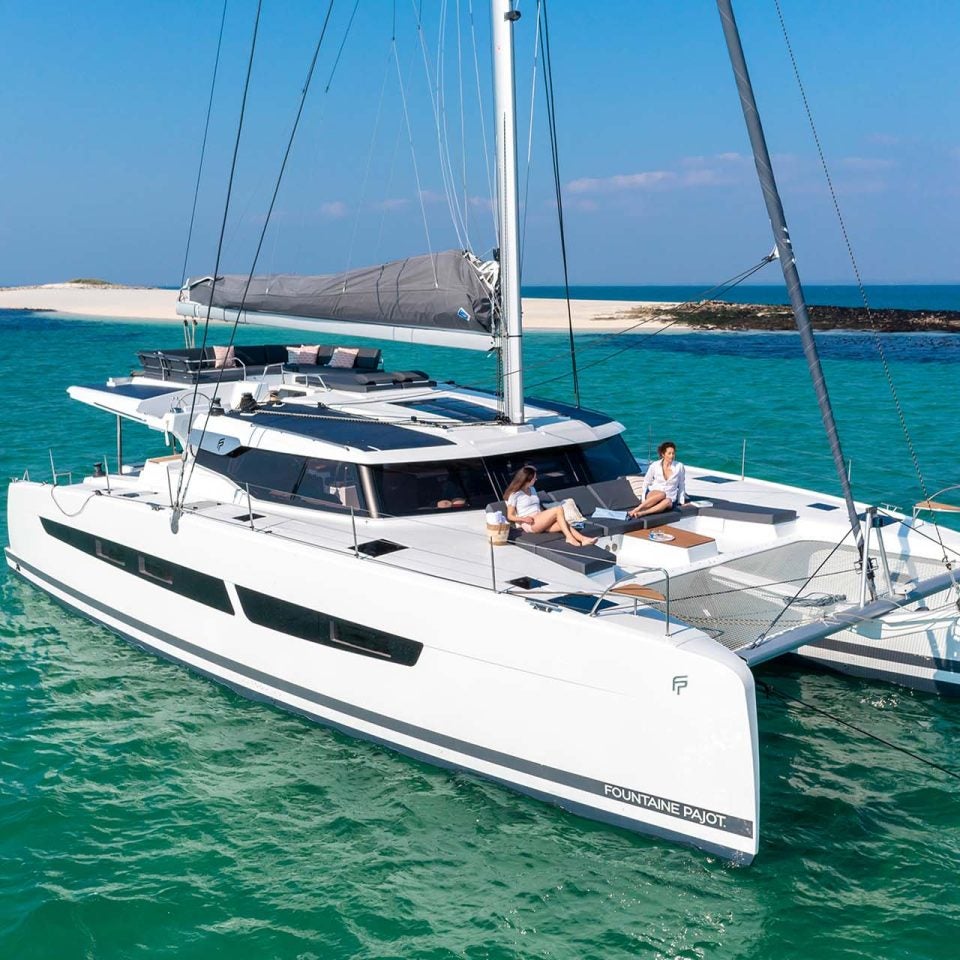 Catamaran à voile électrique Fountaine Pajot Aura 51 au mouillage près de la plage