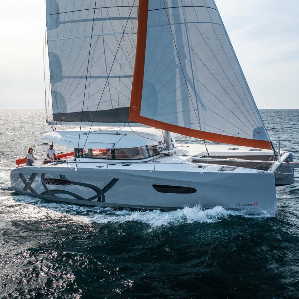 Catamaran Excess 14 naviguant à voile relevée