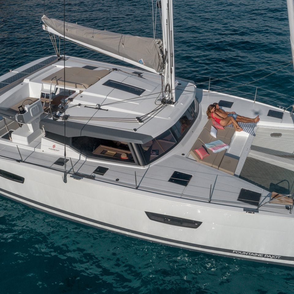 Blick von oben auf den vor Anker liegenden Segelkatamaran Fountaine Pajot Astrea 42