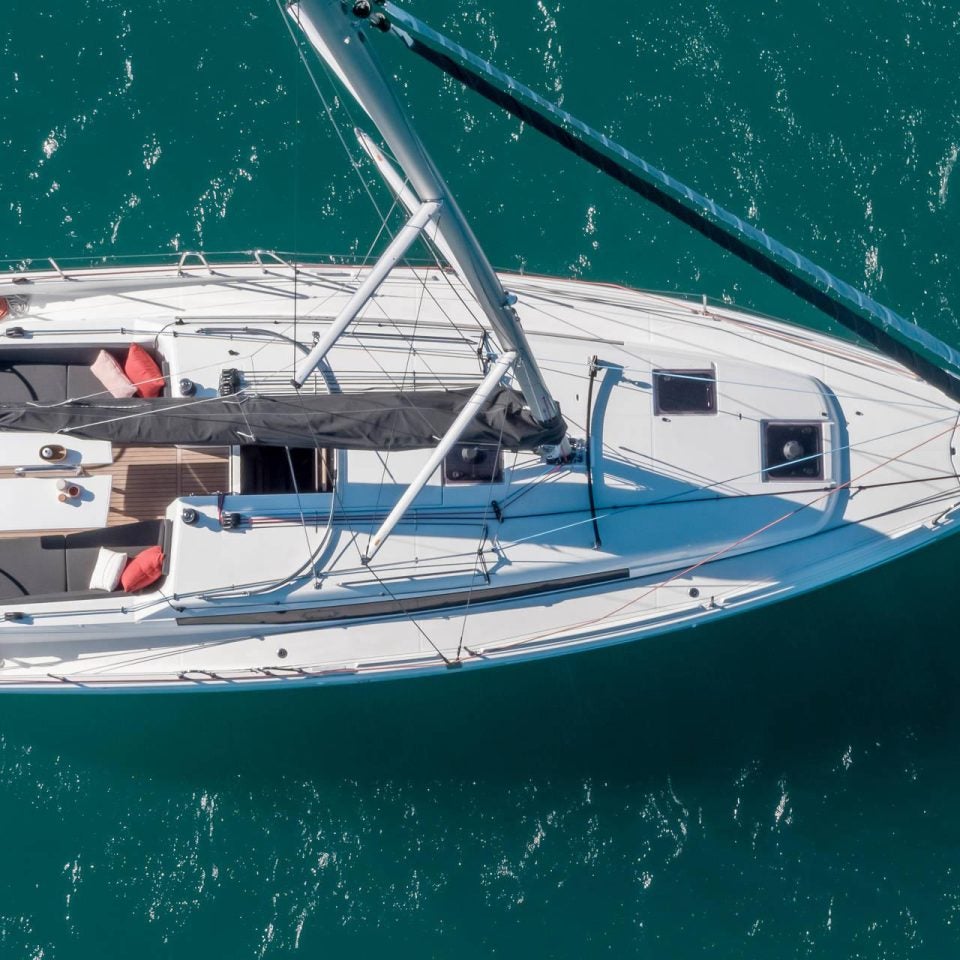 Jeanneau Sun Odyssey 380 vor Anker aus der Vogelperspektive