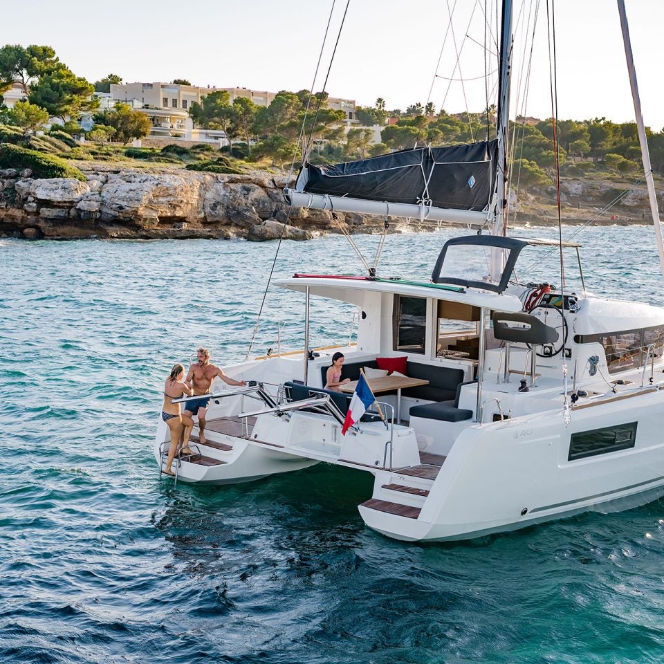 Personnes à bord d’un catamaran Lagoon 40 ancré