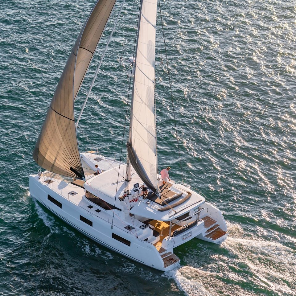 Vista aerea del catamarano Lagoon 46 in navigazione