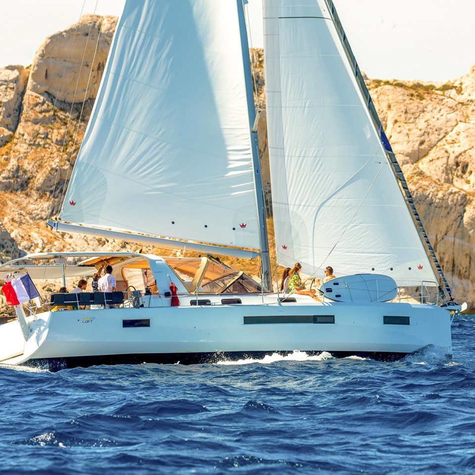 Jeanneau Sunloft 47 in navigazione vicino a scogliere selvagge