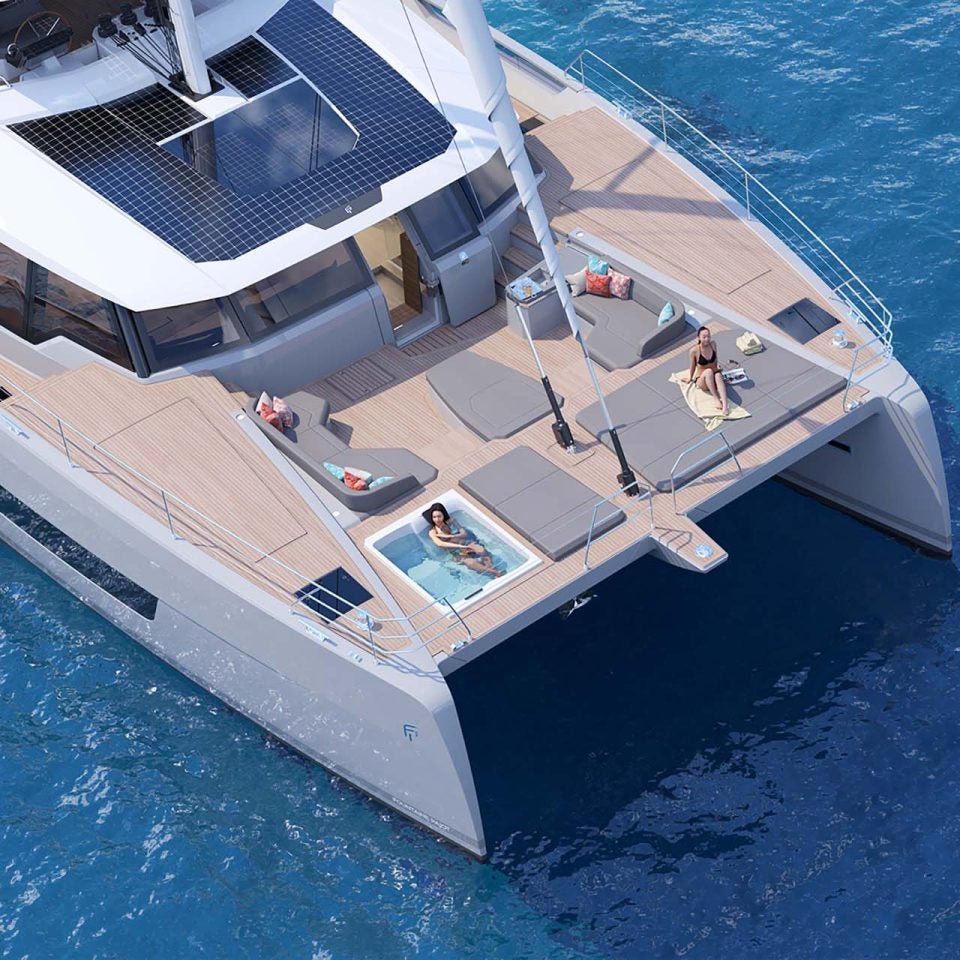 Salotto sul ponte anteriore dell'elegante catamarano Fountaine Pajot Thira 80