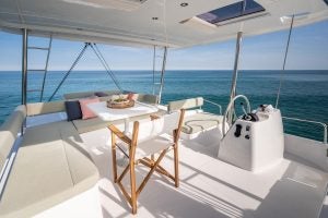 Grand espace de repas avec table à manger et barre sur le flybridge du Bali 4.6