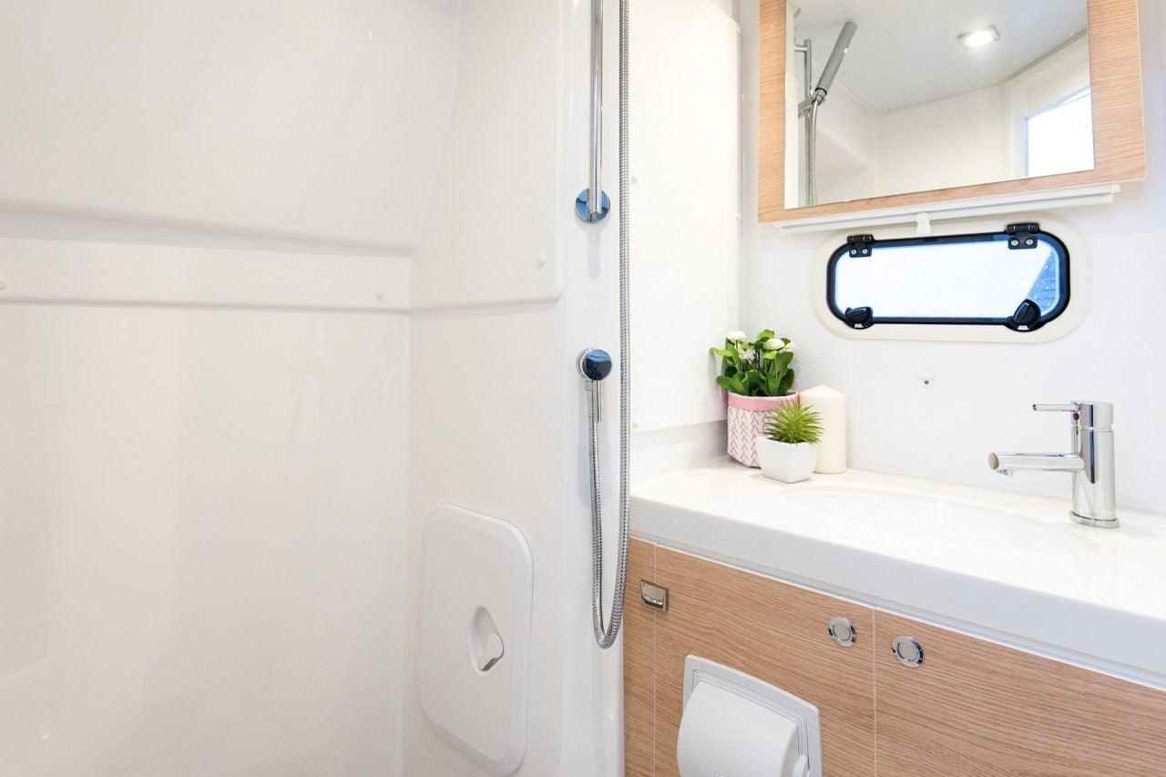 Baño interior del camarote del catamarán Bali 5.4