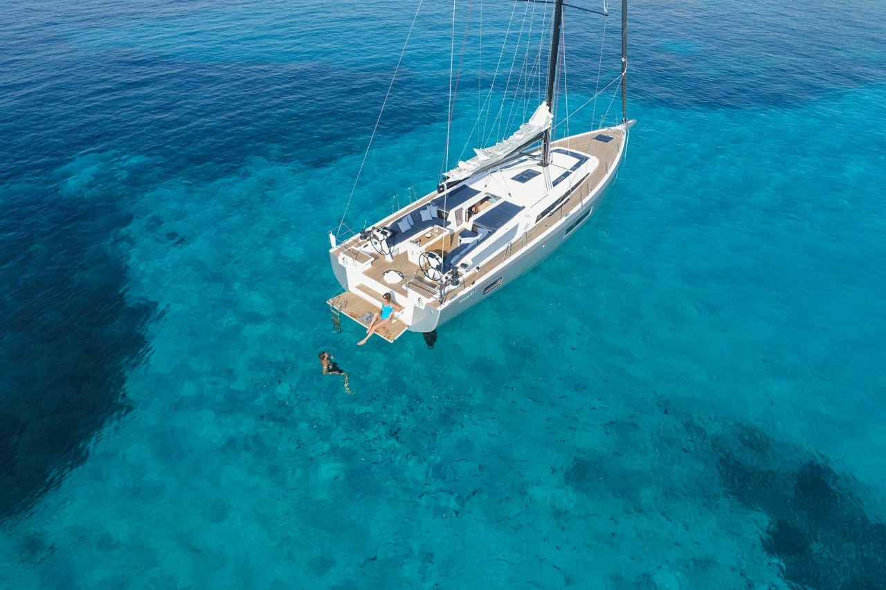 Das Segelboot Beneteau 46.1 vor Anker im strahlend blauen Wasser