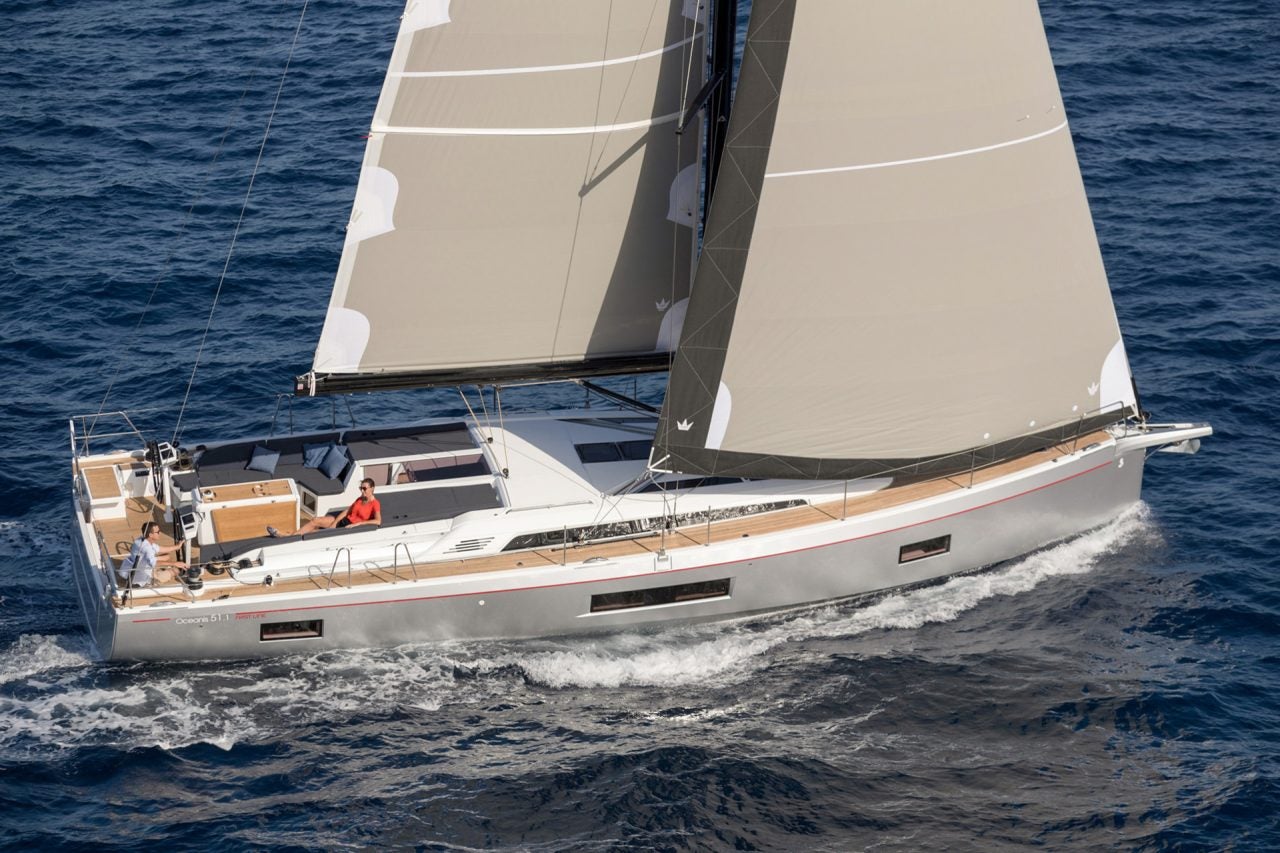 Monocasco Beneteau Oceanis 46.1 con las velas izadas