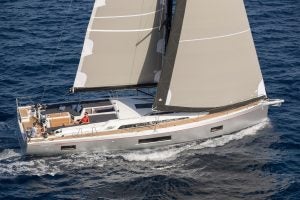 Monocasco Beneteau Oceanis 46.1 con las velas izadas