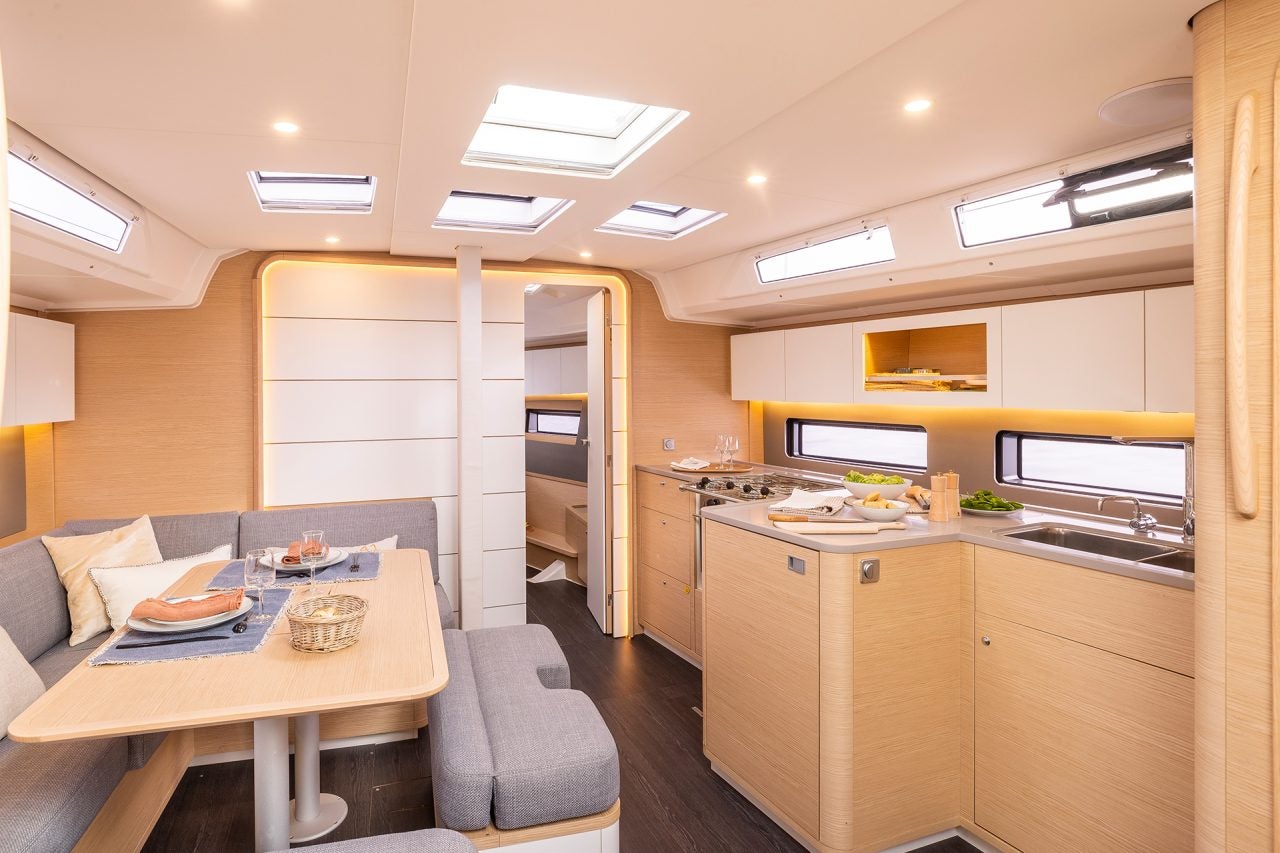 Espace de repas, salon et cuisine sur le monocoque Dufour 41