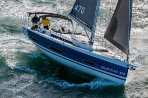 Monocoque électrique intelligent Dufour 470 à pleines voiles avec un homme à la barre