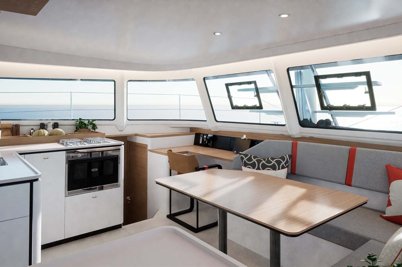 Interior del salón del catamarán Excess 13 con ventanas envolventes