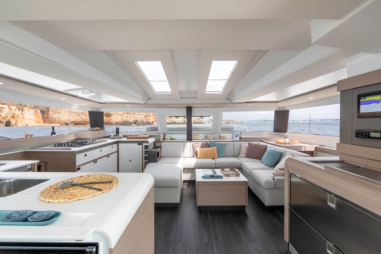 Der große Salon der Segelyacht Fountaine Pajot Elba 45