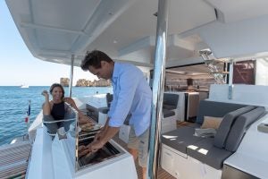 Parrilla al aire libre en el catamarán a vela Fountaine Pajot Elba 45 al aire libre