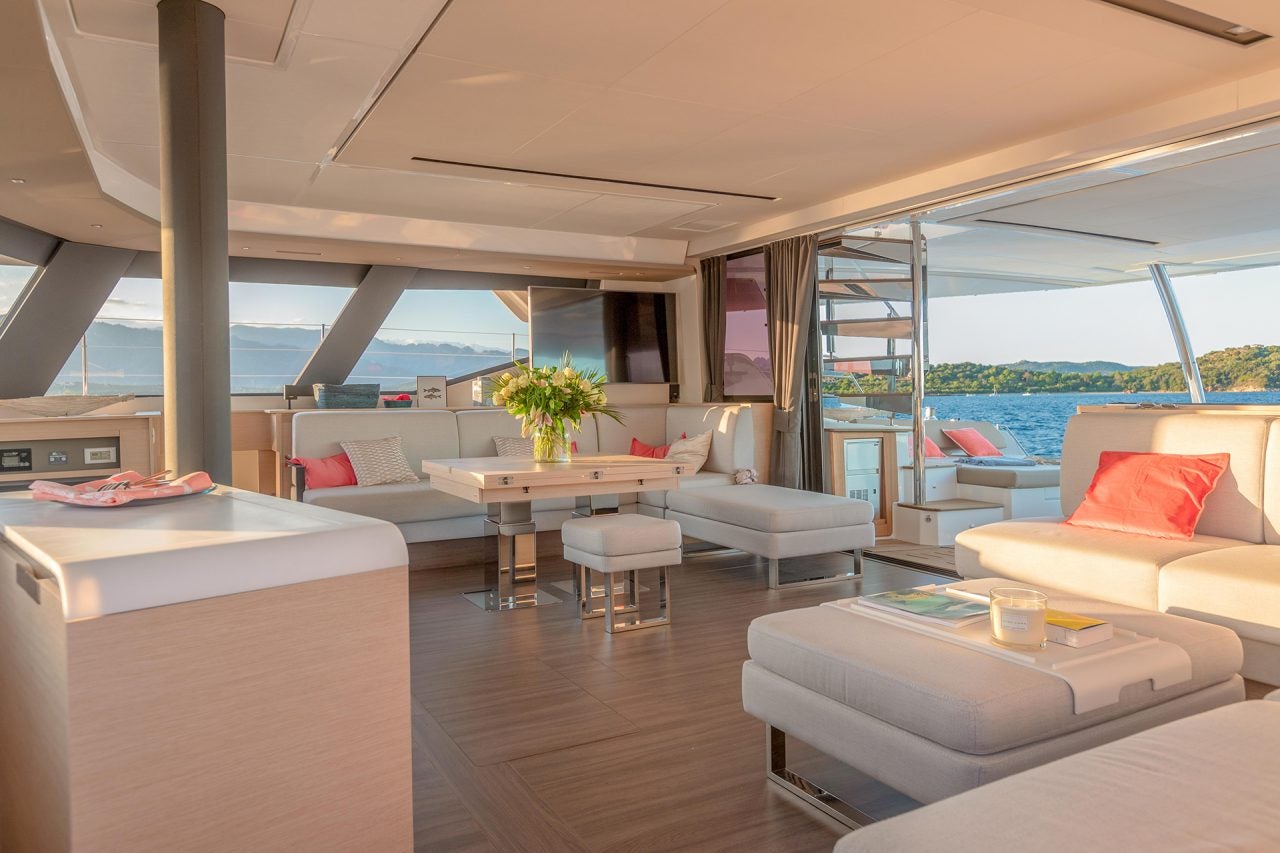 Zona de estar interior del catamarán a vela Fountaine Pajot Alegria 67