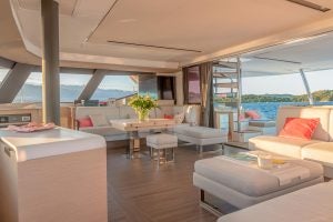 Espace de séjour intérieur du catamaran à voile Fountaine Pajot Alegria 67