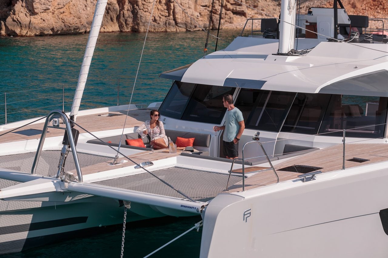 Pareja en la cubierta de proa del catamarán de lujo Samana 59