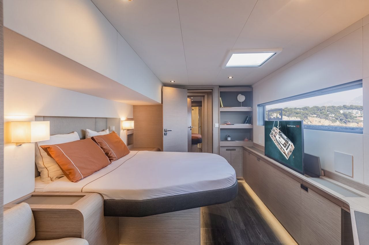 Ampia ed elegante suite del catamarano a vela Samana 59