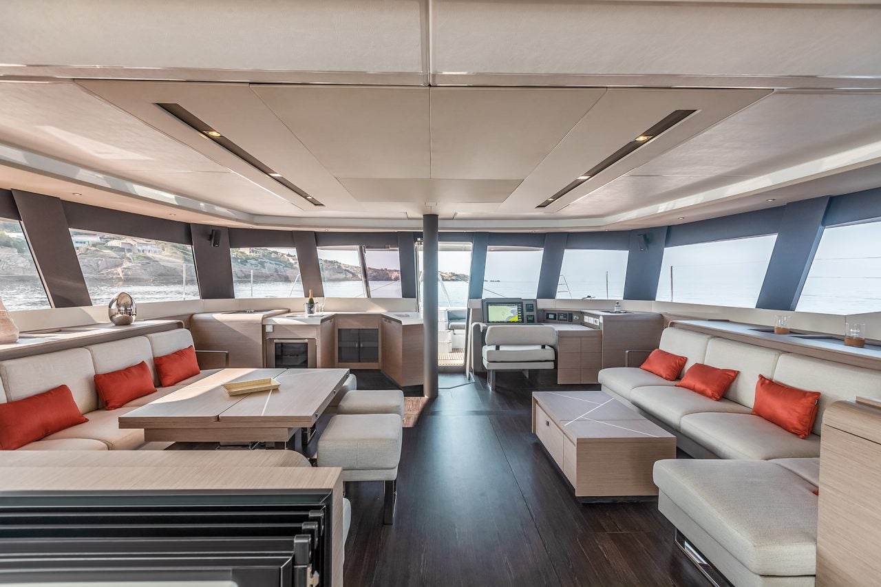 Amplia zona de estar interior del catamarán de lujo Fountaine Pajot Samana 59