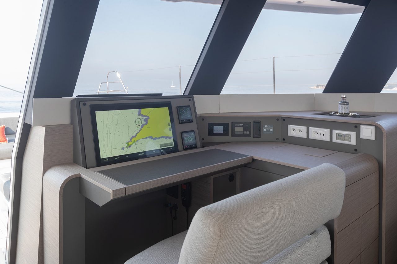 Die Navigationsstation im Innenbereich des Katamarans Fountaine Pajot Samana 59