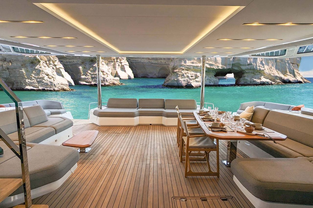 Vista delle scogliere dal pozzetto dell'elegante barca a vela Fountaine Pajot Thira 80