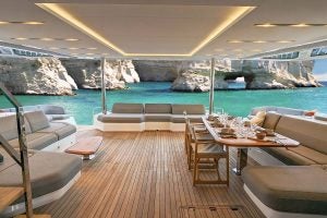 Blick auf die Klippen vom Cockpit der Luxusyacht Fountaine Pajot Thira 80