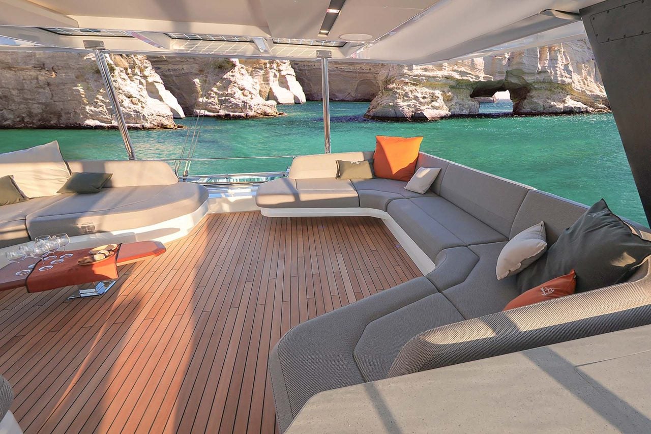 Die weitläufige luxuriöse Flybridge-Lounge an Bord des Katamarans Fountaine Pajot Thira 80