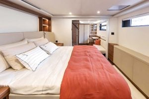 Ampia ed elegante suite del catamarano a vela Thira 80