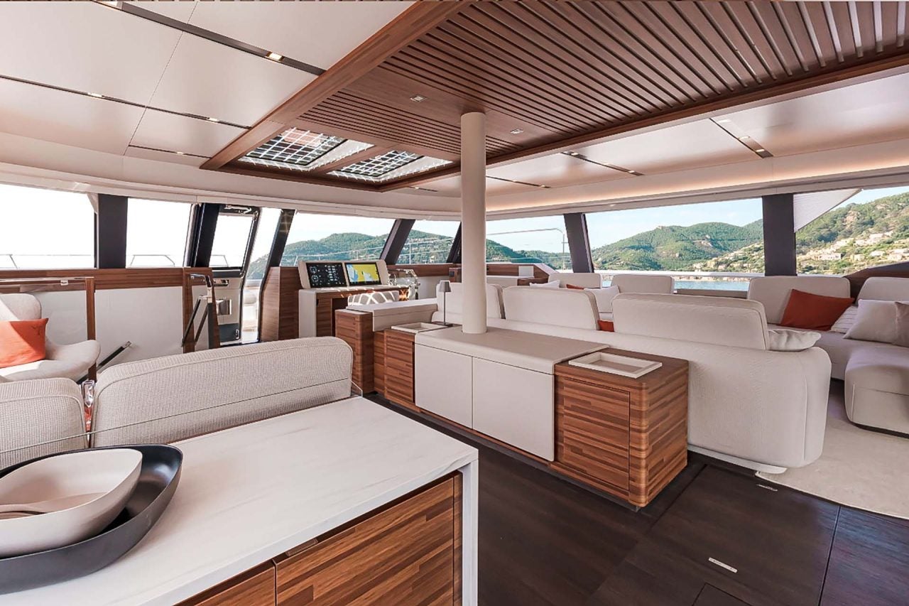 Zona giorno dell'elegante catamarano Fountaine Pajot Thira 80