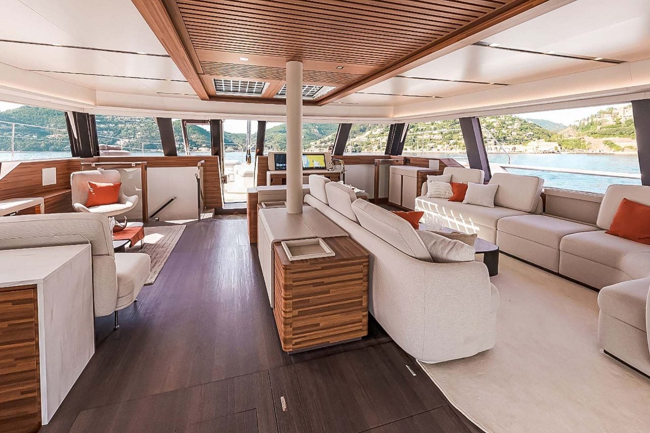 Intérieur luxueux et spacieux du catamaran Thira 80