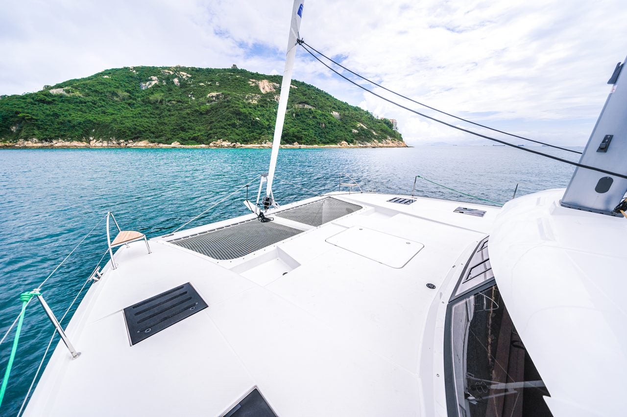 Vista de la cubierta de proa del catamarán Tanna 47 hasta la isla en la distancia