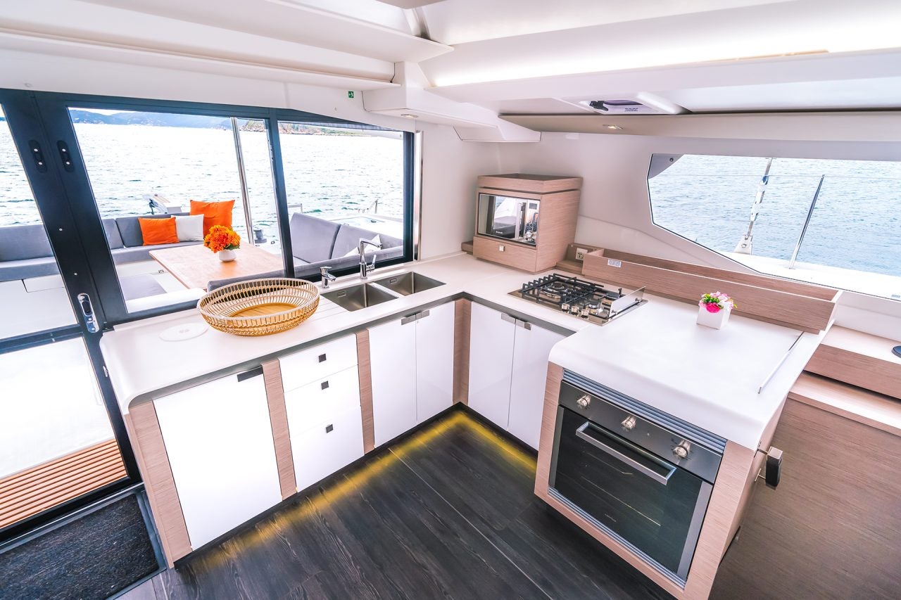 Cucina della barca a vela Fountaine Pajot Tanna 47