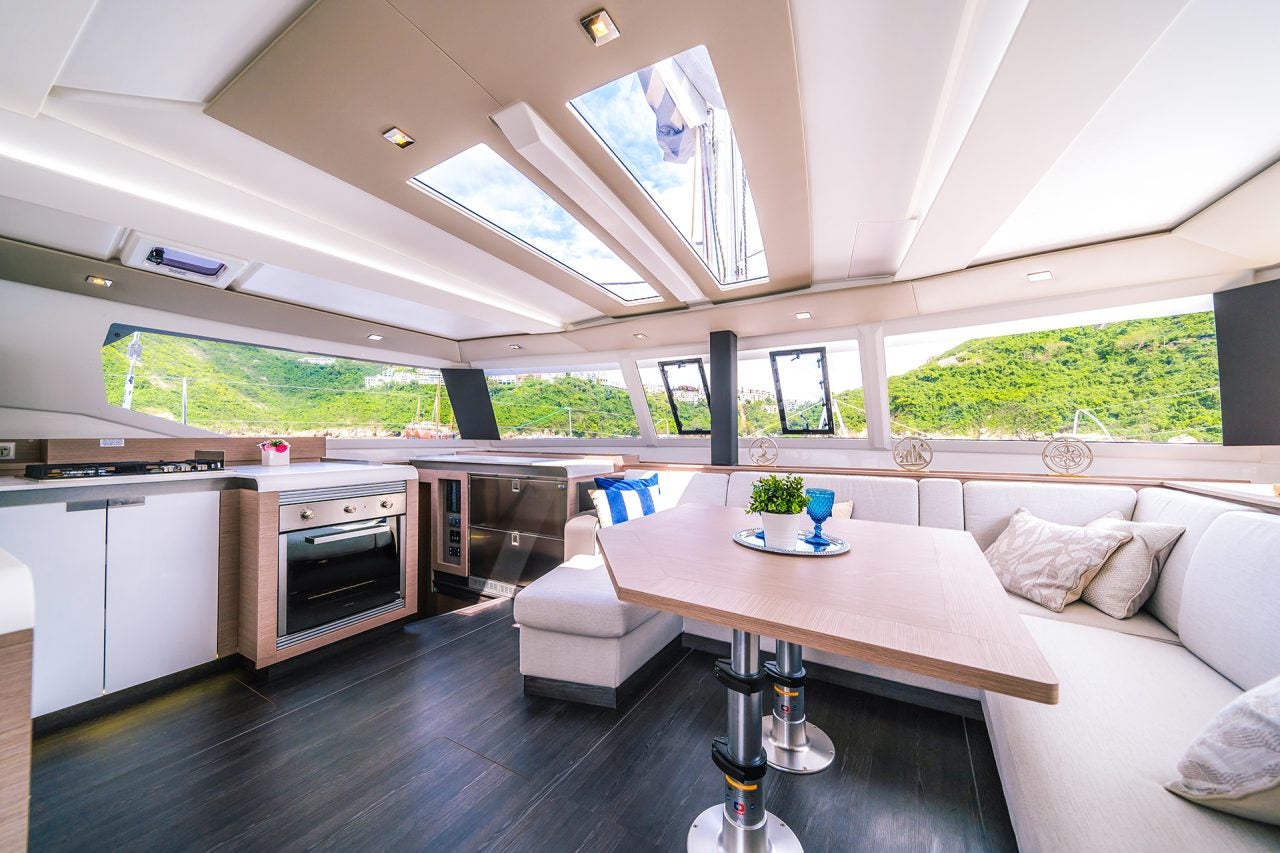 Salon du catamaran Fountaine Pajot Tanna 47 avec de grandes fenêtres