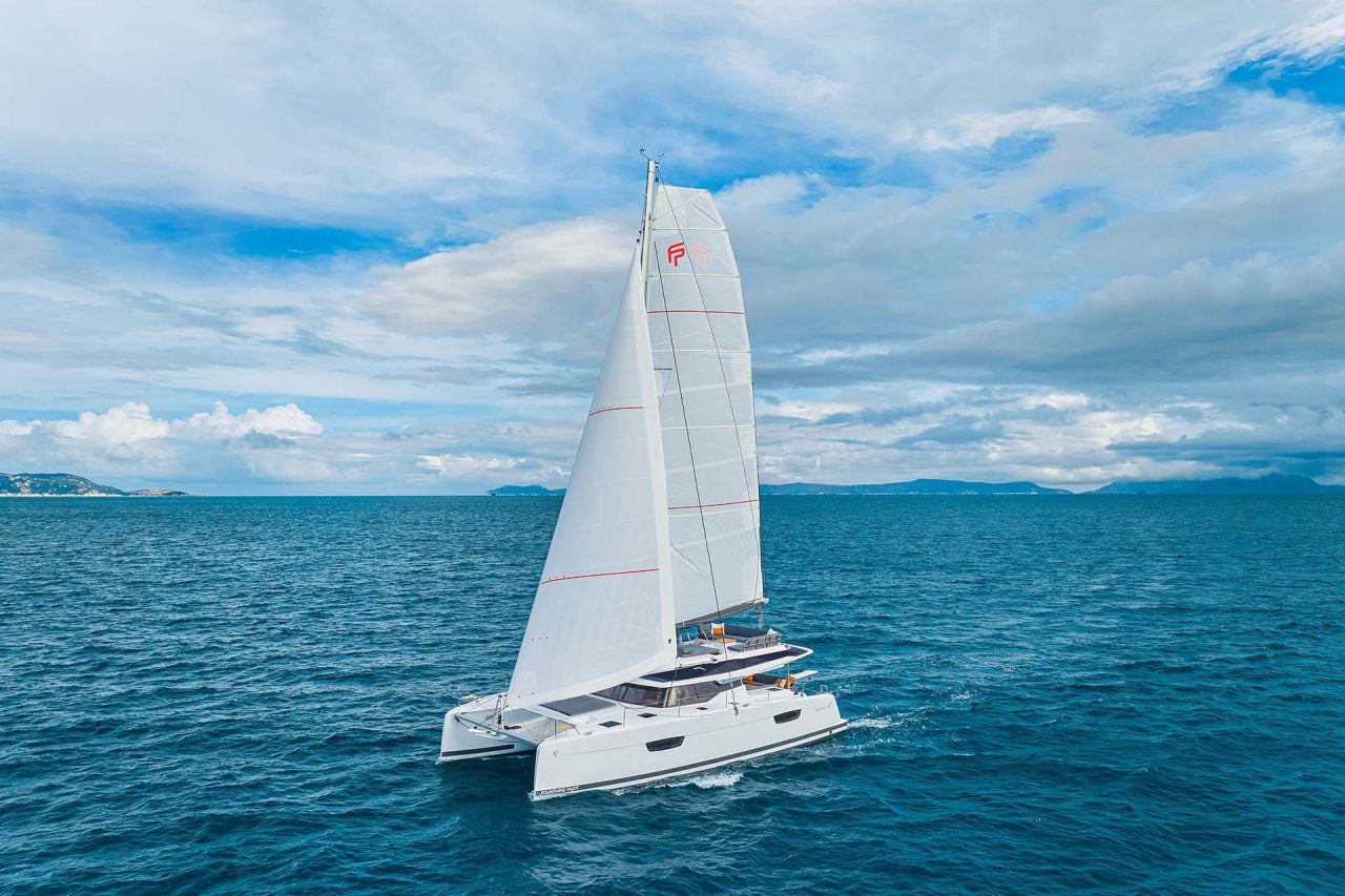 Catamarán Fountaine Pajot Tanna 47 con unas islas en la distancia