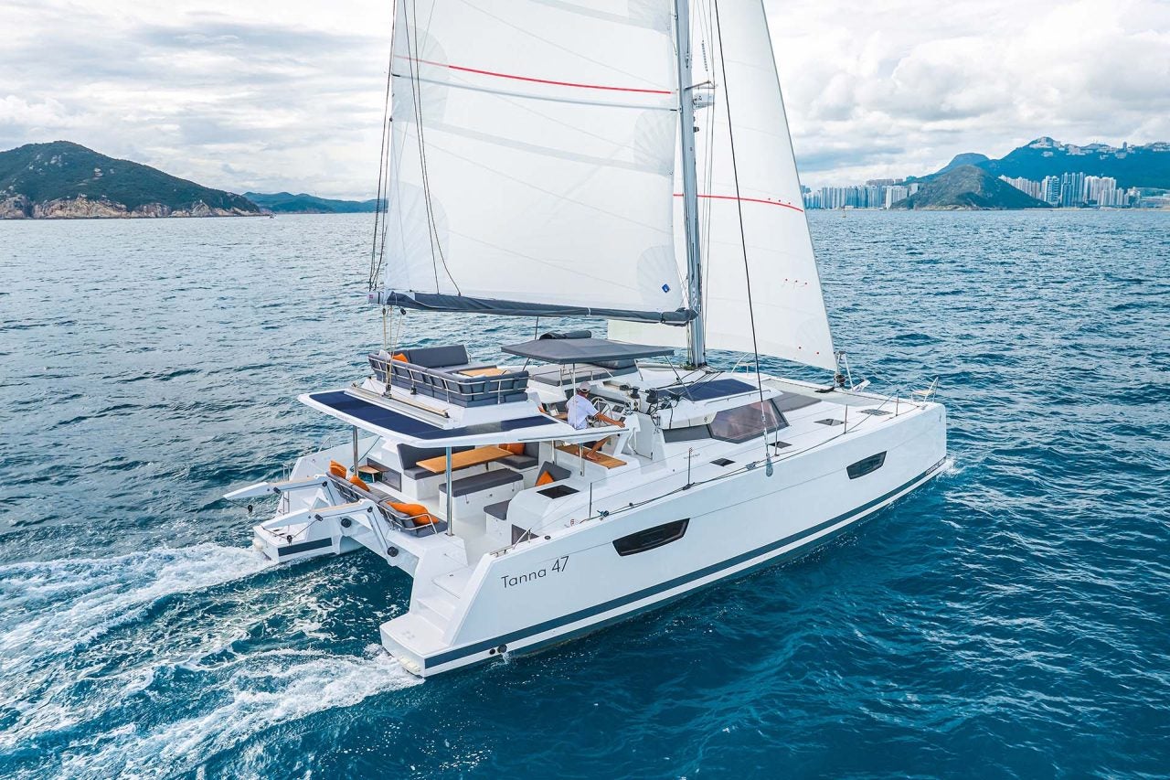 Catamaran Fountaine Pajot Tanna 47 naviguant avec des îles au loin